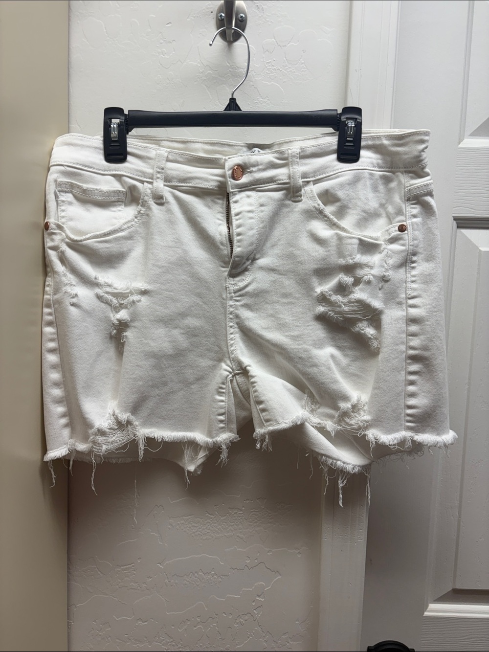 Judy Blue White Distressed Frayed Hem Denim Shorts | size XL